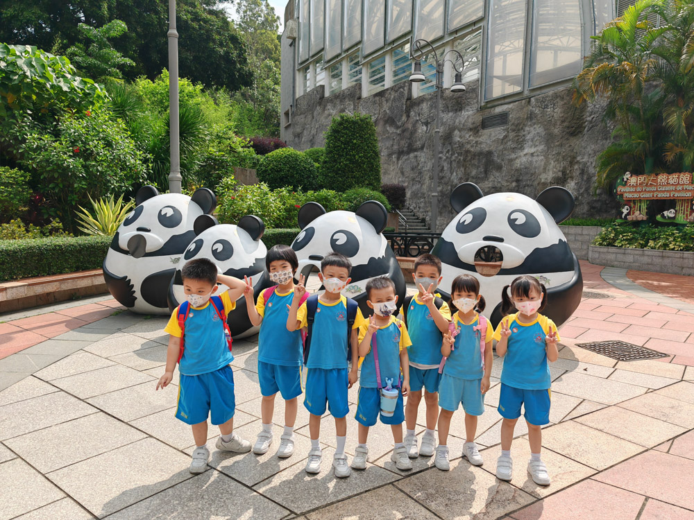 K2 visist Panda House 2