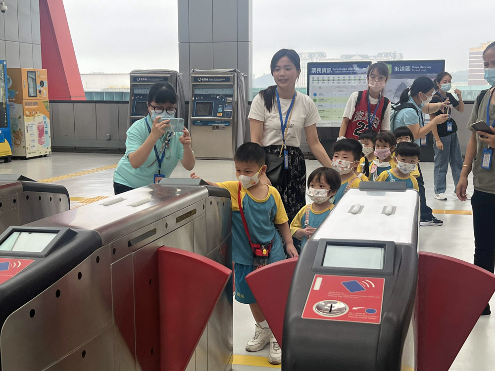 kg children green travel 4